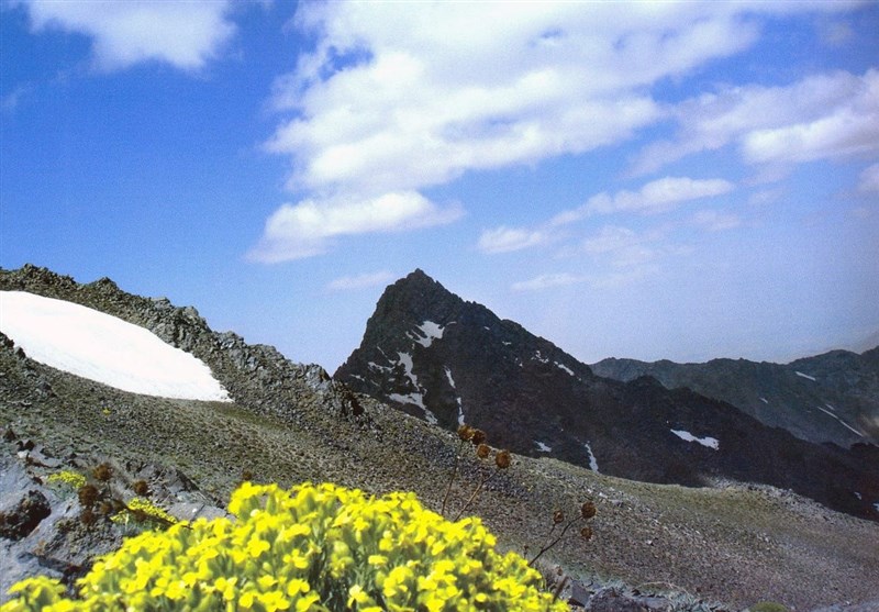 کوهستان الوند از جمله مناطق بکر کشور است و بسیاری از علاقمندان به ورزش کوهنوردی از سراسر کشور و حتی خارج از کشور از آن دیدن می‌کنند